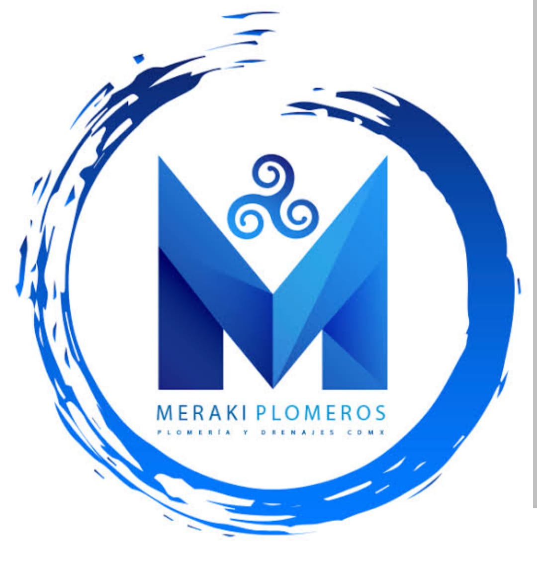 Técnico profesional revisando tubería